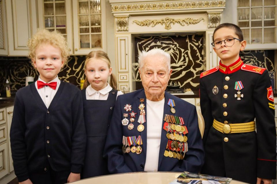 Сотрудники регионального следственного управления поздравили ветерана Великой Отечественной войны с Днём народного единства