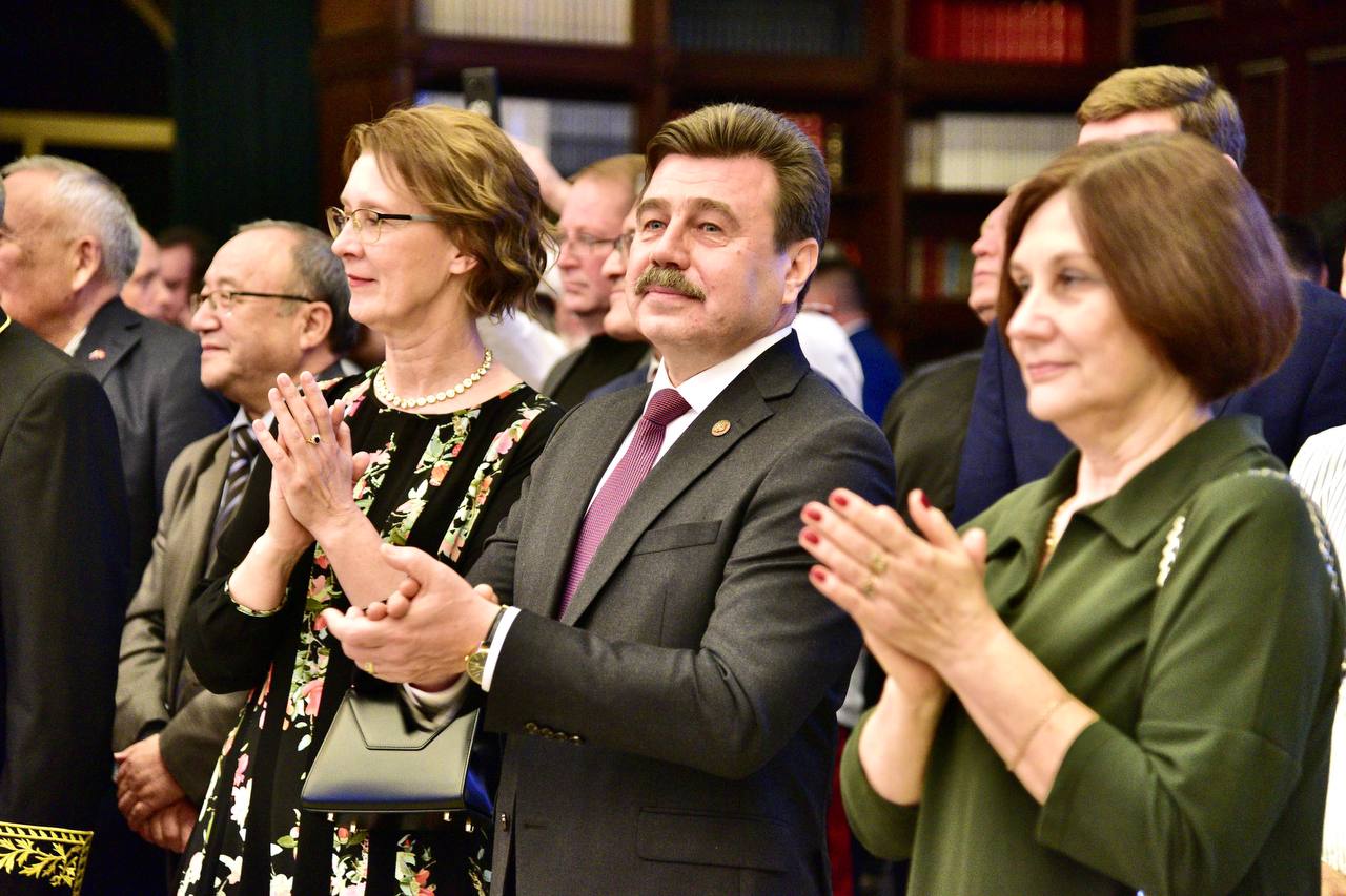 Торжественный приём по случаю Дня народного единства состоялся в Бишкеке Торжественный приём по случаю Дня народного единства состоялся в Бишкеке