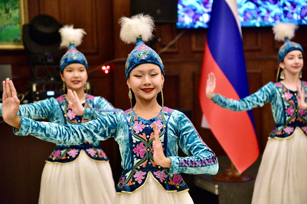 Торжественный приём по случаю Дня народного единства состоялся в Бишкеке Торжественный приём по случаю Дня народного единства состоялся в Бишкеке