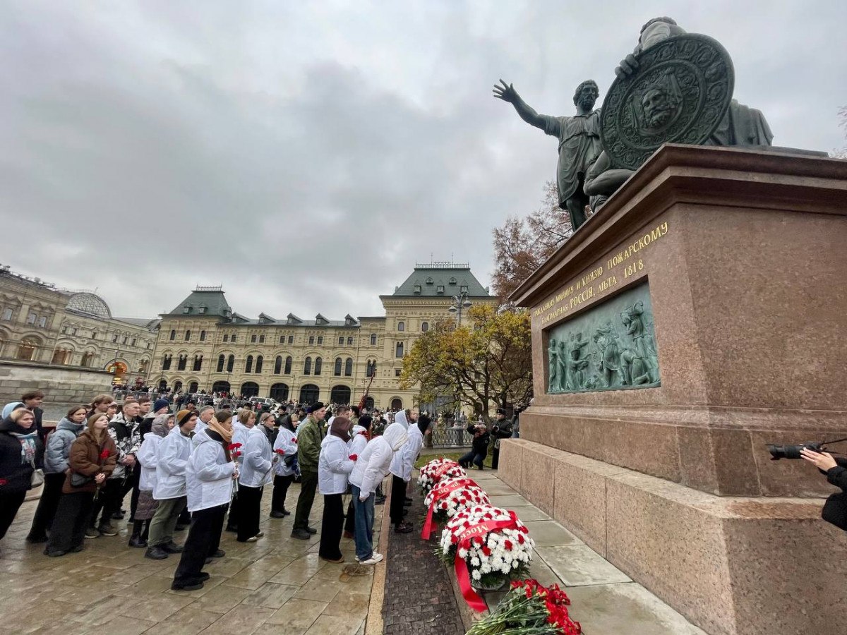 Цветы к памятнику Минину и Пожарскому на Красной площади возложили в торжественной обстановке участники акции «Алтарь Отечества»
