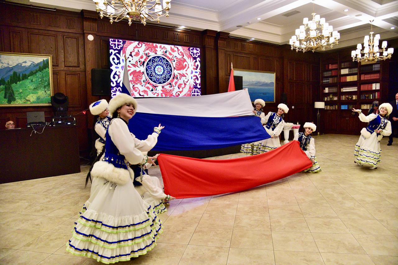 Торжественный приём по случаю Дня народного единства состоялся в Бишкеке Торжественный приём по случаю Дня народного единства состоялся в Бишкеке
