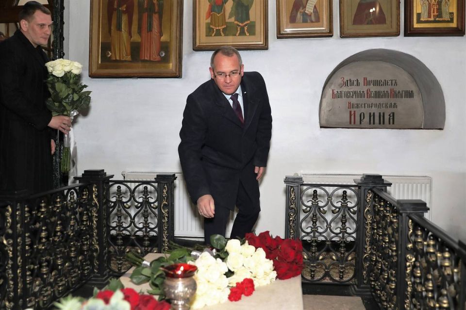 Традиция празднования Дня народного единства с возложением цветов к могиле Козьмы Минина, крестным ходом и разворачиванием 100-метрового триколора в знак нерушимой любви и безграничной преданности Отечеству на родине... Традиция празднования Дня народного единства с возложением цветов к могиле Козьмы Минина, крестным ходом и разворачиванием 100-метрового триколора в знак нерушимой любви и безграничной преданности Отечеству на родине...