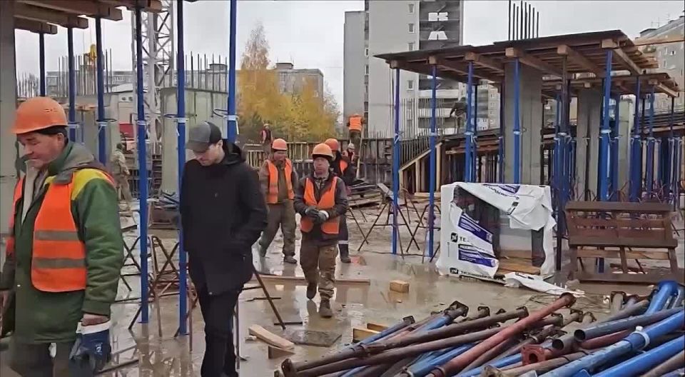 Сюжет в программе «Экипаж» на телеканале «Волга»: следователи военного следственного отдела по Нижегородскому гарнизону, провели рейд на одной из стройплощадок города, с целью установления лиц, вступивших в гражданство РФ и...