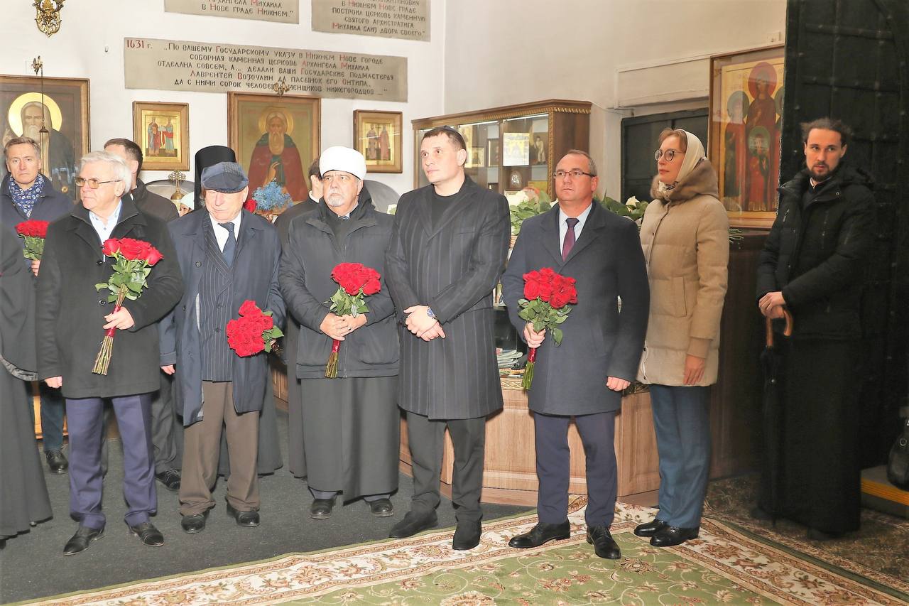 Традиция празднования Дня народного единства с возложением цветов к могиле Козьмы Минина, крестным ходом и разворачиванием 100-метрового триколора в знак нерушимой любви и безграничной преданности Отечеству на родине... Традиция празднования Дня народного единства с возложением цветов к могиле Козьмы Минина, крестным ходом и разворачиванием 100-метрового триколора в знак нерушимой любви и безграничной преданности Отечеству на родине...