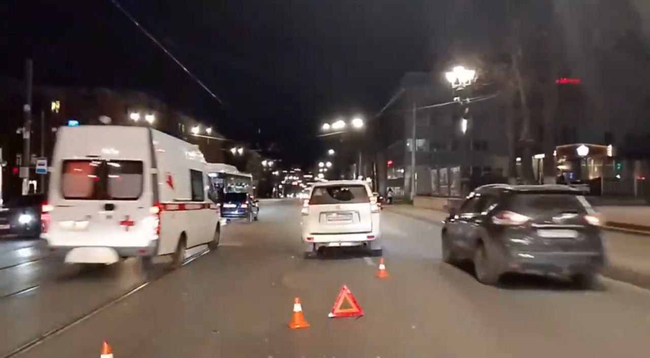 В Нижнем Новгороде автомобиль наехал на двух детей, которые выходили из трамвая