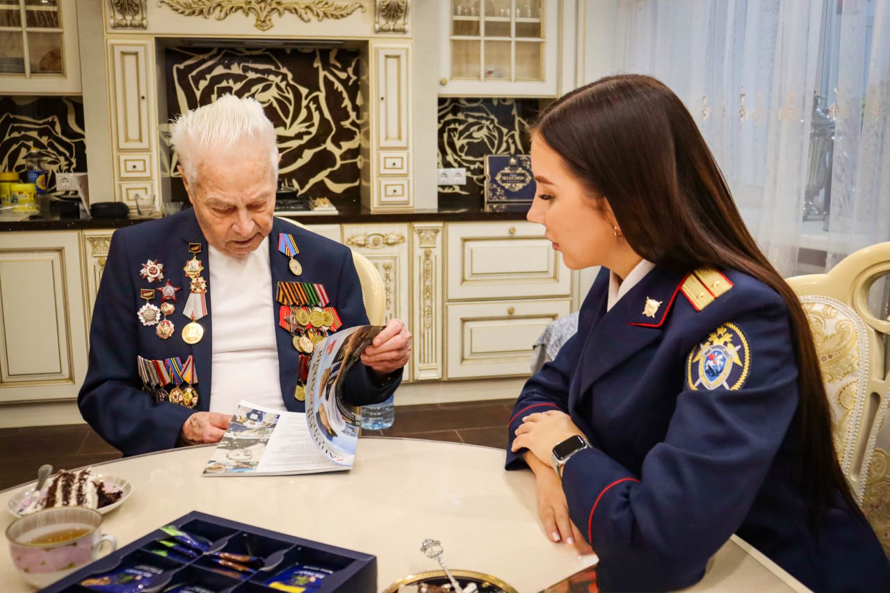 Сотрудники регионального следственного управления поздравили ветерана Великой Отечественной войны с Днём народного единства Сотрудники регионального следственного управления поздравили ветерана Великой Отечественной войны с Днём народного единства