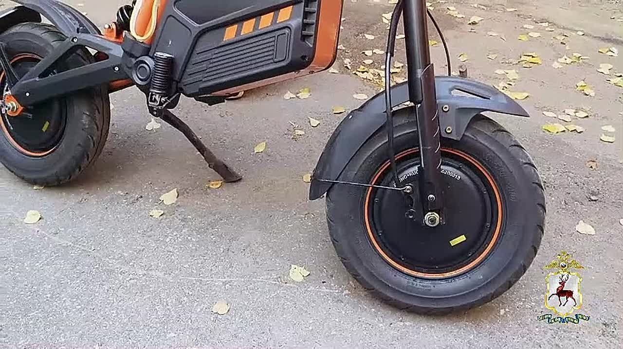 Нижегородка не смогла пройти мимо оставленного без присмотра электробайка и забрала его себе