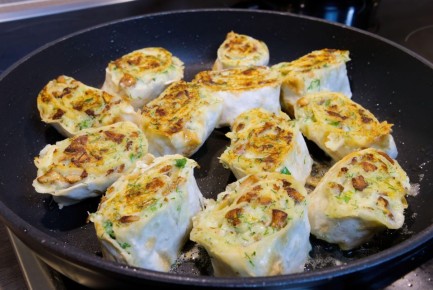 Проще чем омлет, но намного вкуснее: рецепт рулета с ветчиной и яйцами на завтрак