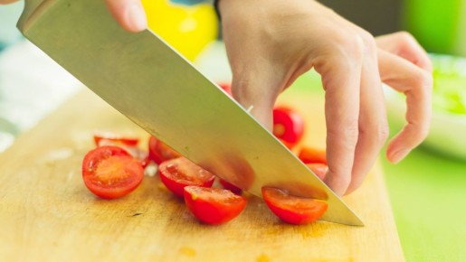 Водянистые помидоры не испортят салат: безвкусный овощ спасет этот хитрый трюк