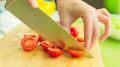 Водянистые помидоры не испортят салат: безвкусный овощ спасет этот хитрый трюк