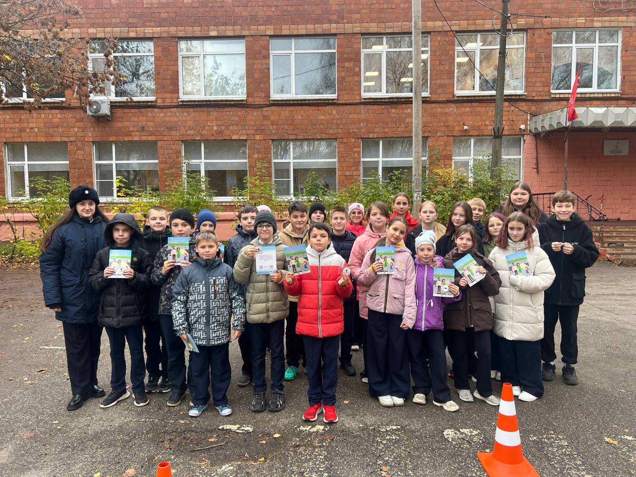 Сотрудники Управления Госавтоинспекции Нижегородской области посетили МБОУ «Школа №174», где провели познавательный урок безопасности с использованием мобильного комплекса «Лаборатория безопасности»!