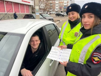 «Ваша безопасность — наш приоритет»: сотрудники Дзержинской Госавтоинспекции провели беседы с водителями о зимней подготовке