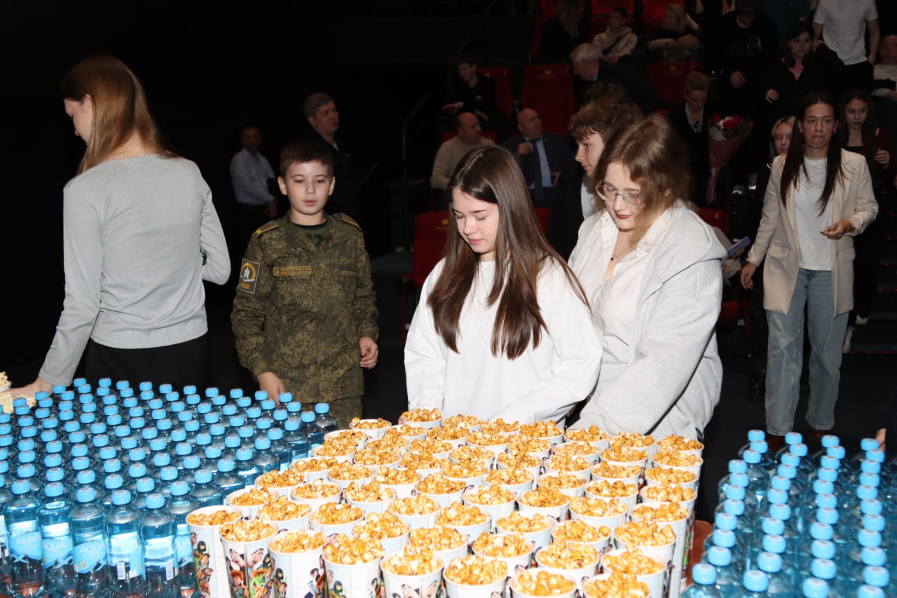 Делимся фото со встречи сотрудников полиции и ветеранов Нижегородской области со школьниками в кинотеатре «Империя грез Небо», посвящённой Дню сотрудника органов внутренних дел Делимся фото со встречи сотрудников полиции и ветеранов Нижегородской области со школьниками в кинотеатре «Империя грез Небо», посвящённой Дню сотрудника органов внутренних дел
