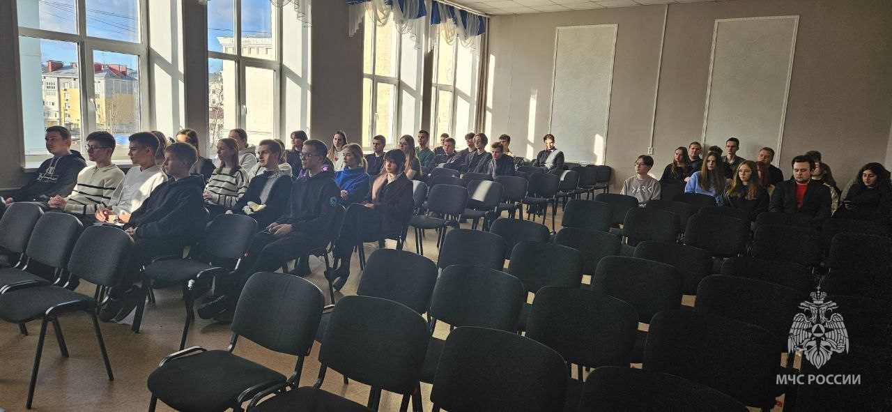 Дзержинским студентам рассказали о службе в МЧС России