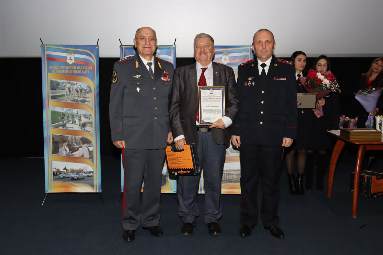 Делимся фото со встречи сотрудников полиции и ветеранов Нижегородской области со школьниками в кинотеатре «Империя грез Небо», посвящённой Дню сотрудника органов внутренних дел Делимся фото со встречи сотрудников полиции и ветеранов Нижегородской области со школьниками в кинотеатре «Империя грез Небо», посвящённой Дню сотрудника органов внутренних дел