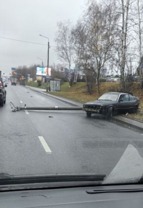 Авария на улице Ларина на пересечении с улицей Полевой — BMW снёс столб