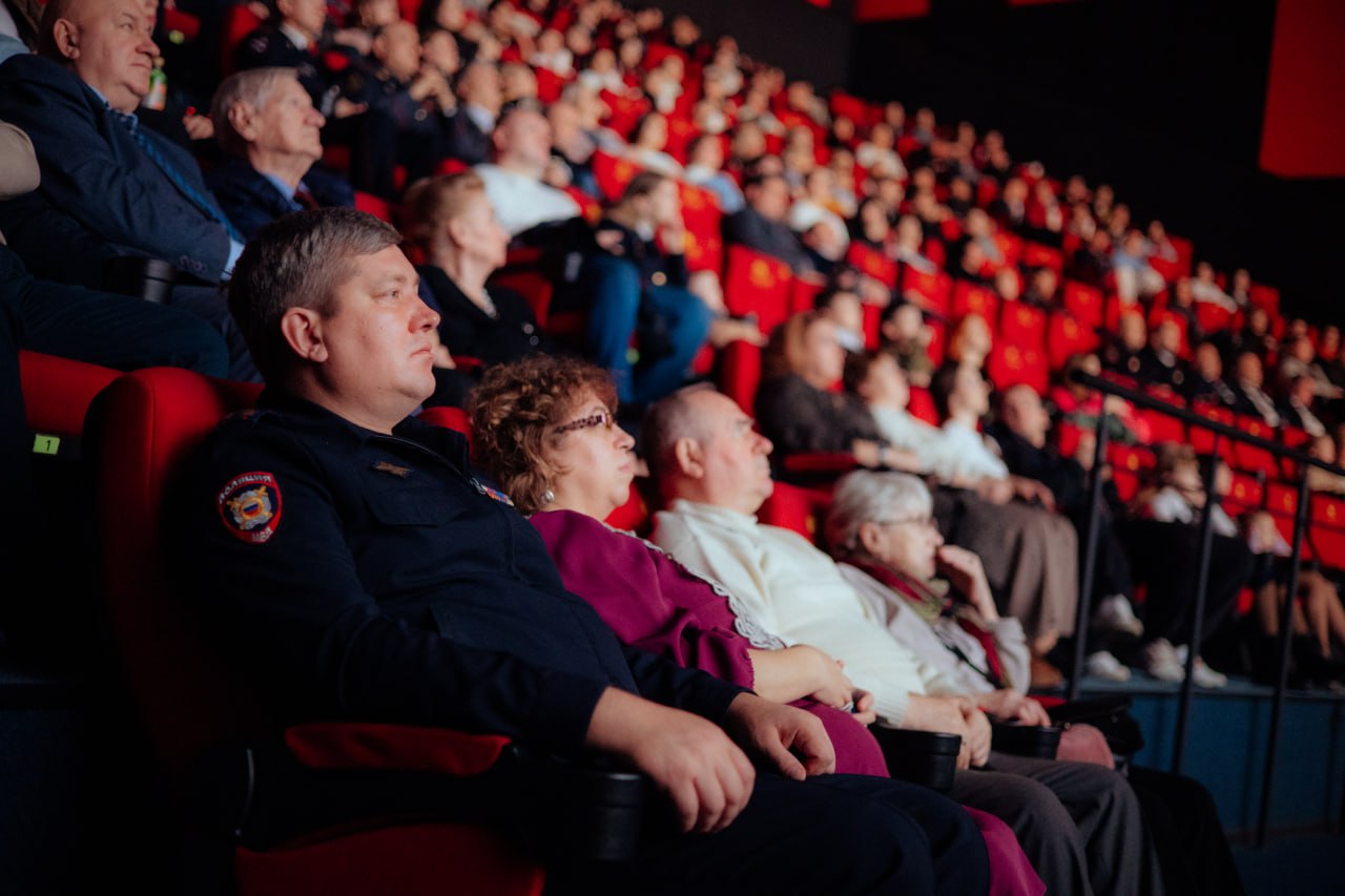 Делимся фото со встречи сотрудников полиции и ветеранов Нижегородской области со школьниками в кинотеатре «Империя грез Небо», посвящённой Дню сотрудника органов внутренних дел Делимся фото со встречи сотрудников полиции и ветеранов Нижегородской области со школьниками в кинотеатре «Империя грез Небо», посвящённой Дню сотрудника органов внутренних дел