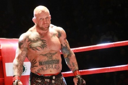 Звездный боец Джефф Монсон презентует пояс чемпиона Emerald Fight в Нижнем Новгороде