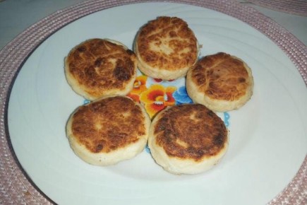 Воздушные сырники без муки: как банан влияет на текстуру и питательную ценность блюда