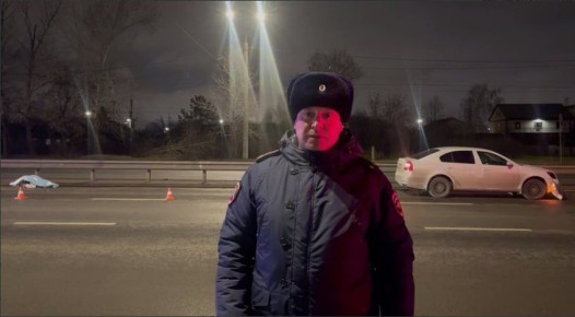 Лежавшего на дороге мужчину задавила машина