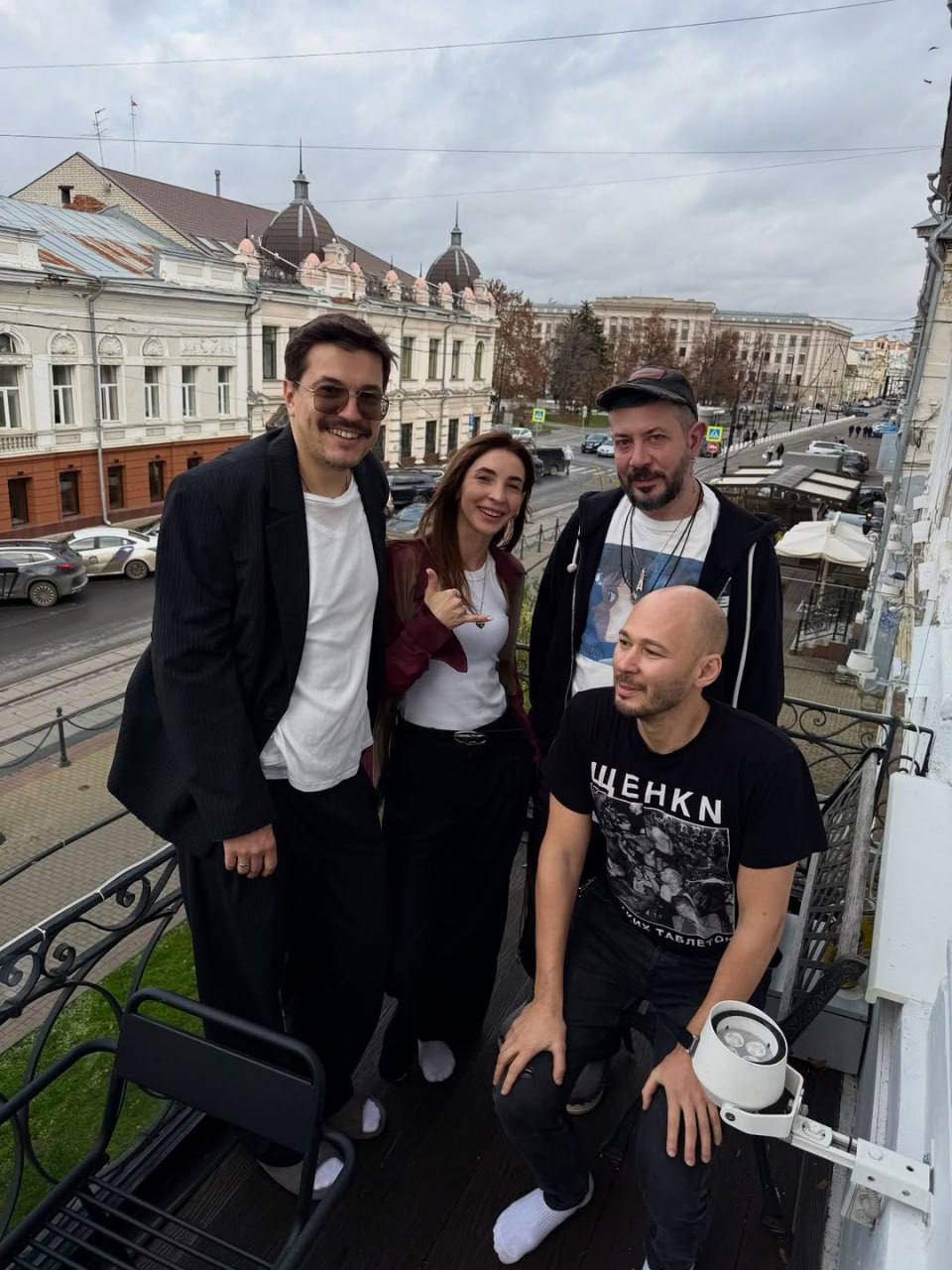 Нижегородская блогерша Юлия Самсонова, которая жаловалась на жизнь на Рождественской, недавно принимала у себя в гостях известного дизайнера Артемия Лебедева