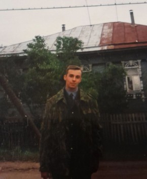 Между двумя этими фотографиями отрезок жизни почти в 25 лет