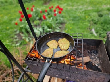 Даже многолетний нагар на сковороде беспомощно отвалится от легкого прикосновения: понадобится одно средство