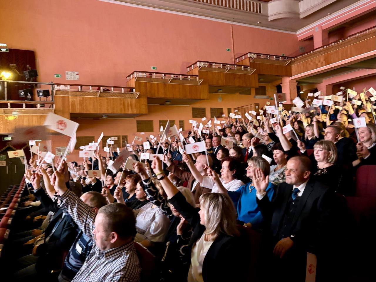 Евгений Люлин поздравил коллектив завода химического оборудования «Заря» с 20-летним юбилеем Евгений Люлин поздравил коллектив завода химического оборудования «Заря» с 20-летним юбилеем