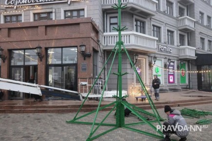 Новый год к нам мчится — в Сормове уже устанавливают елочку!