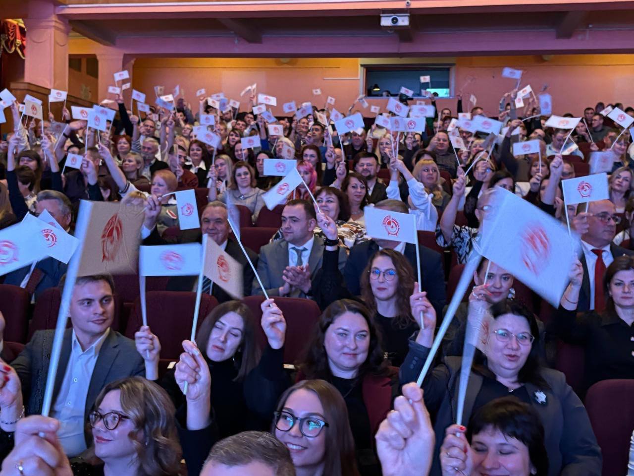 Евгений Люлин поздравил коллектив завода химического оборудования «Заря» с 20-летним юбилеем Евгений Люлин поздравил коллектив завода химического оборудования «Заря» с 20-летним юбилеем