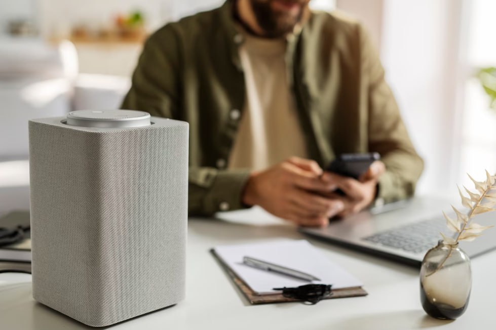 «Не болтай лишнего!». Специалисты Роскачества рекомендовали владельцам умных колонок не обсуждать что-то личное рядом с ними