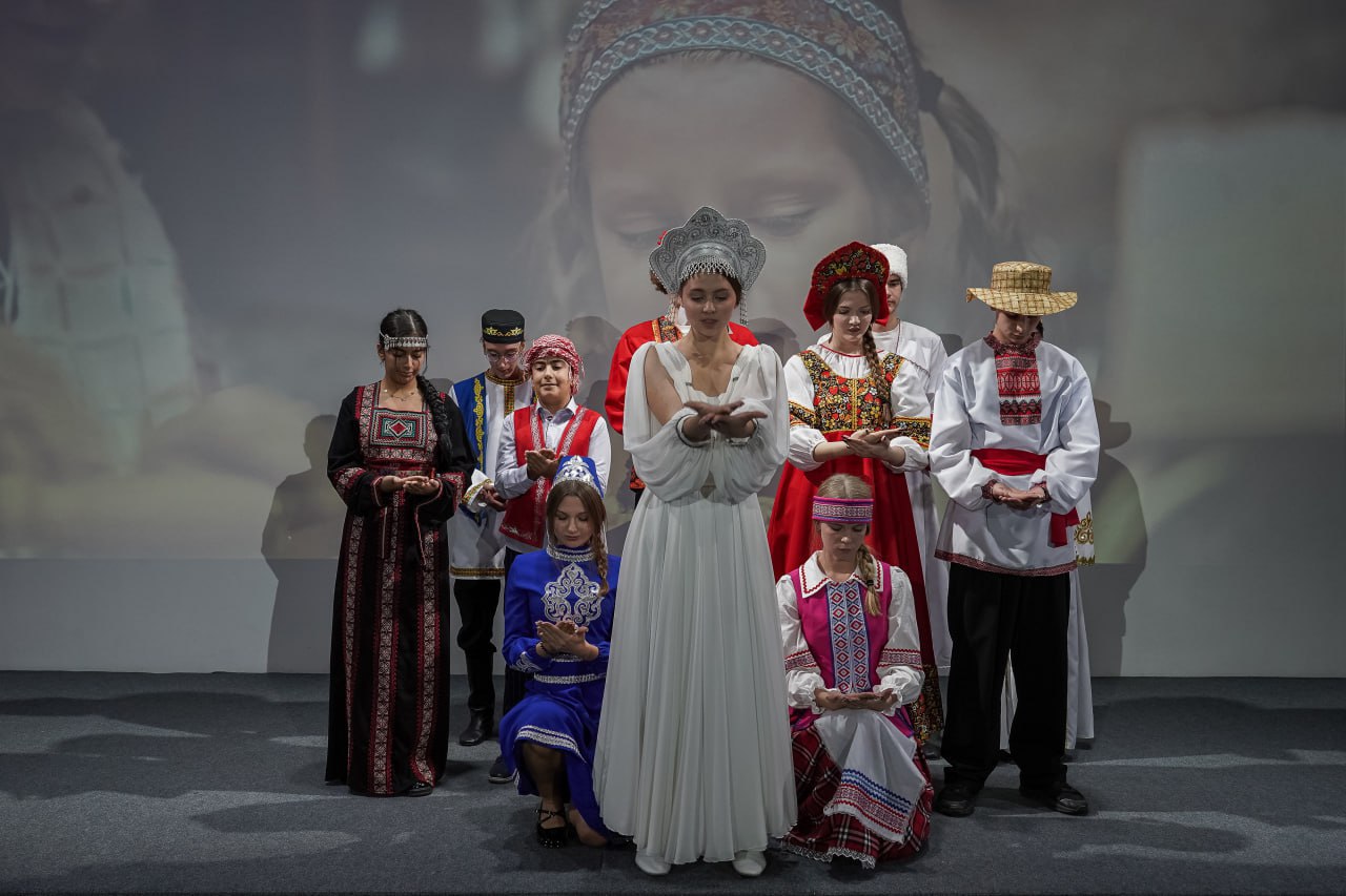 Больше 150 человек стали участниками Международного молодёжного форума «Время быть в движении. Диалог поколений во имя памяти и единства» в Доме народного единства Больше 150 человек стали участниками Международного молодёжного форума «Время быть в движении. Диалог поколений во имя памяти и единства» в Доме народного единства