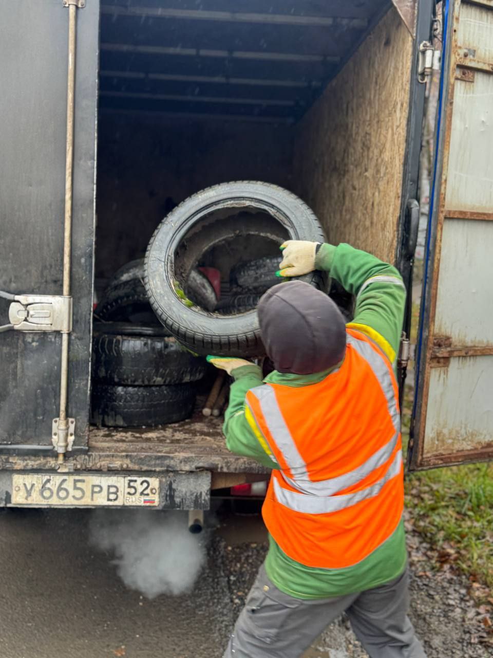В Арзамасе коммунальщикам поручили собирать брошенные автомобильные шины В Арзамасе коммунальщикам поручили собирать брошенные автомобильные шины