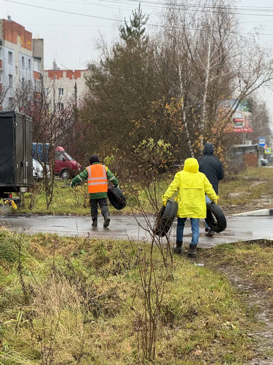 В Арзамасе коммунальщикам поручили собирать брошенные автомобильные шины В Арзамасе коммунальщикам поручили собирать брошенные автомобильные шины