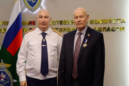В Нижнем Новгороде руководитель следственного управления поздравил ветерана следственных органов с юбилеем и вручил ведомственную награду