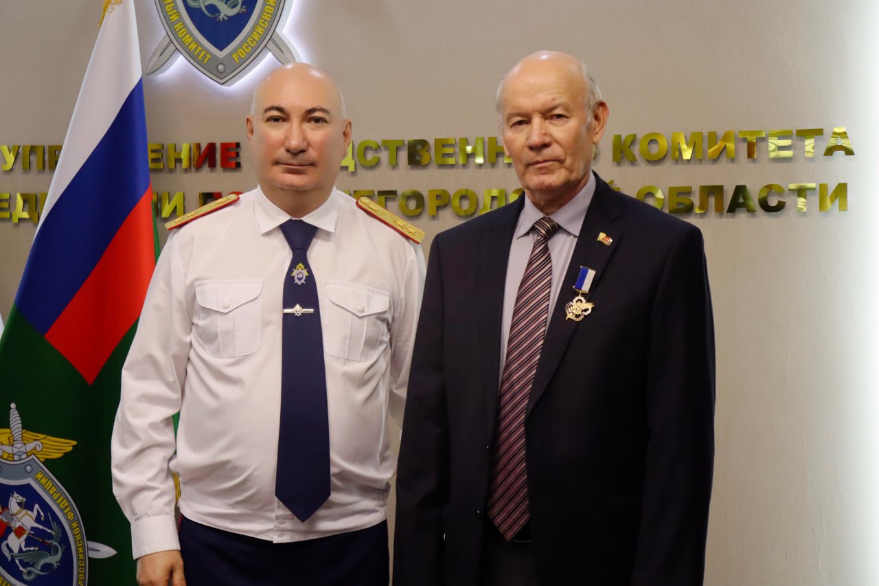 В Нижнем Новгороде руководитель следственного управления поздравил ветерана следственных органов с юбилеем и вручил ведомственную награду