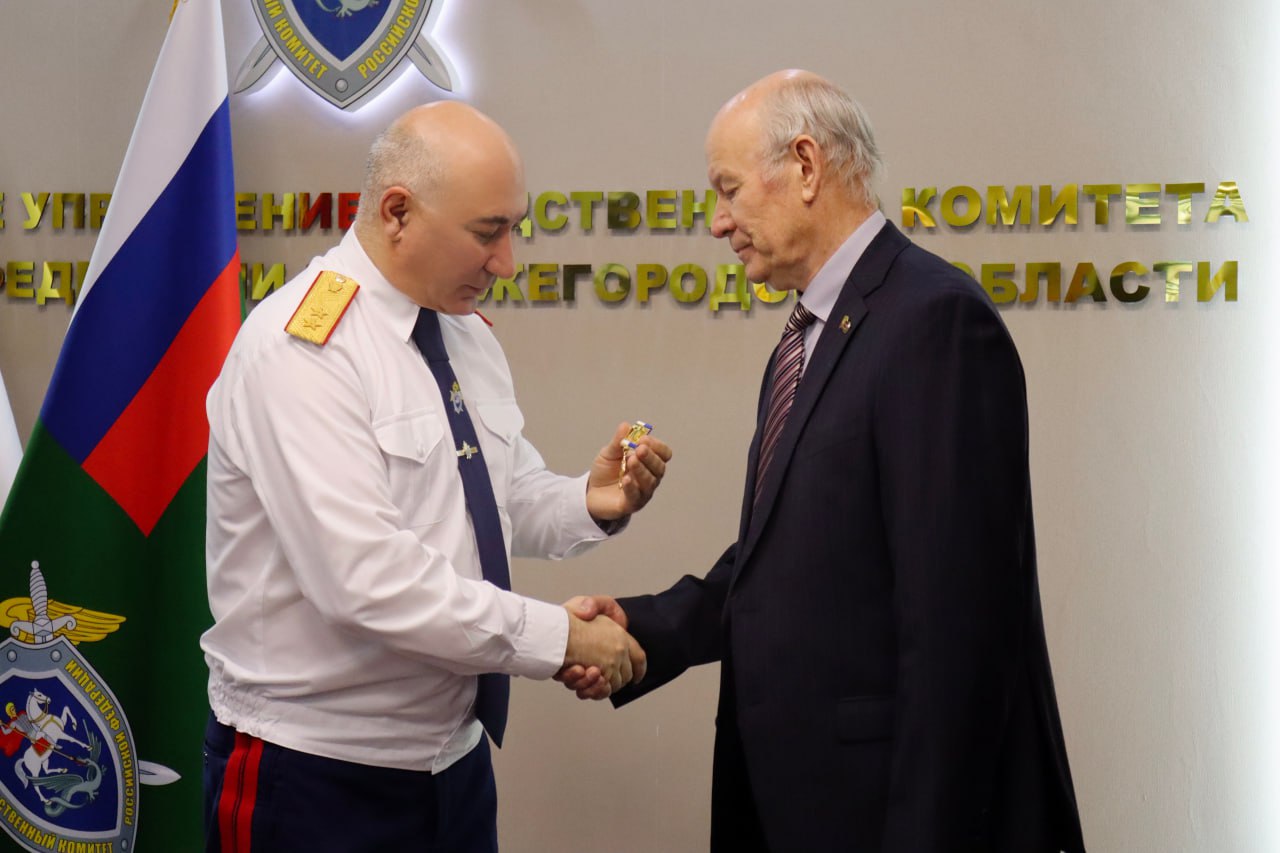 В Нижнем Новгороде руководитель следственного управления поздравил ветерана следственных органов с юбилеем и вручил ведомственную награду В Нижнем Новгороде руководитель следственного управления поздравил ветерана следственных органов с юбилеем и вручил ведомственную награду
