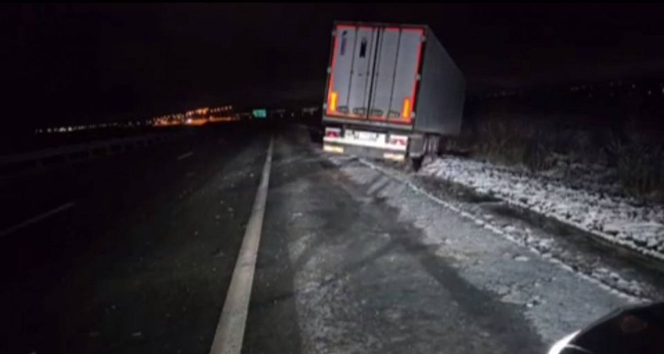 Фура улетела в кювет из-за непогоды в Нижегородской области