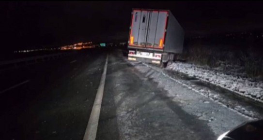 Фура улетела в кювет из-за непогоды в Нижегородской области