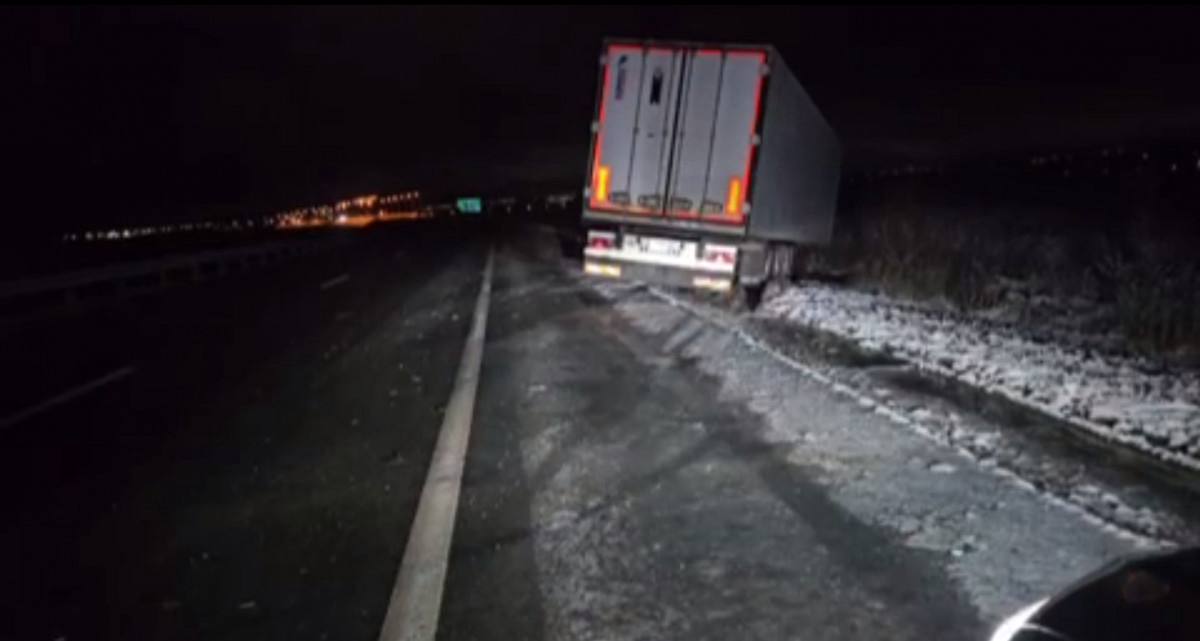 Фура улетела в кювет из-за непогоды в Нижегородской области