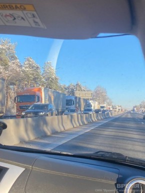 Огромная пробка образовалась перед поворотом на Дзержинск на трассе М-7, сообщил ИА «Время Н» очевидец