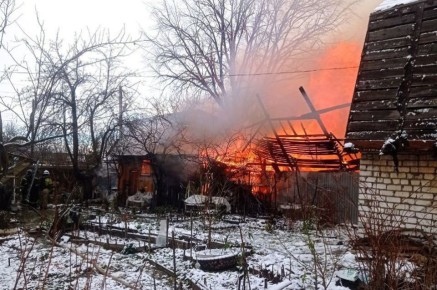 Несколько деревянных построек загорелись утром в Канавинском районе Нижнего Новгорода