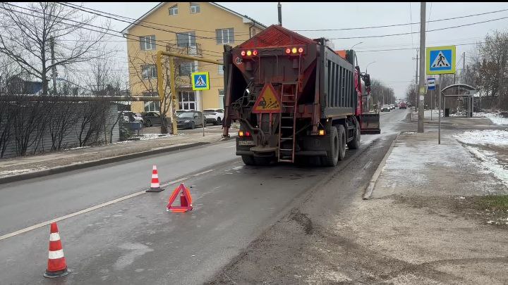 Снегоуборочная машина сбила женщину на Автозаводе