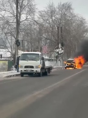 Иномарка сгорела на Бору. По предварительным данным, водитель оставил кроссовер Haval на проезжей части после ДТП, затем произошел пожар