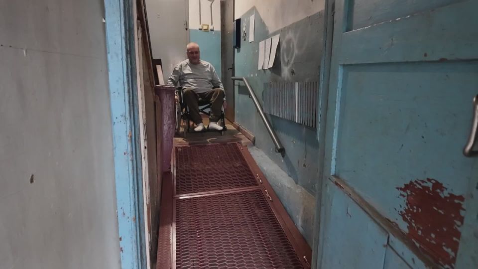 В подъезде у мужчины-инвалида установили пандус