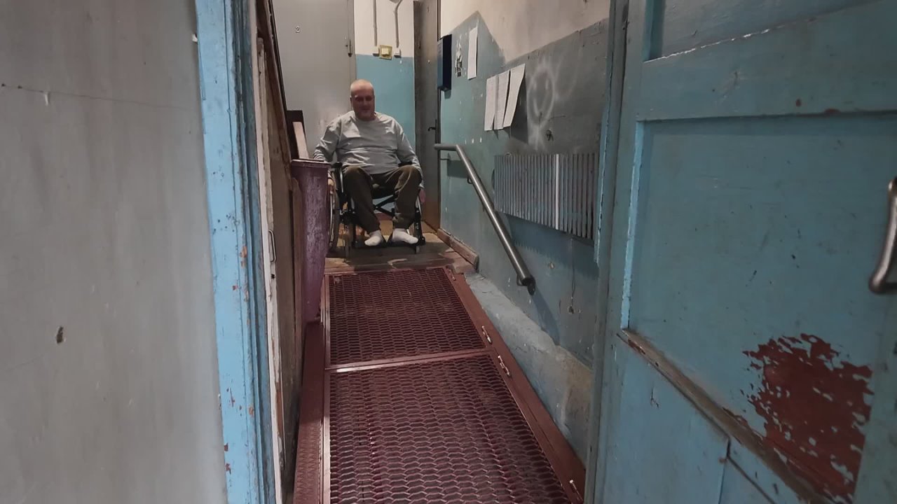 В подъезде у мужчины-инвалида установили пандус