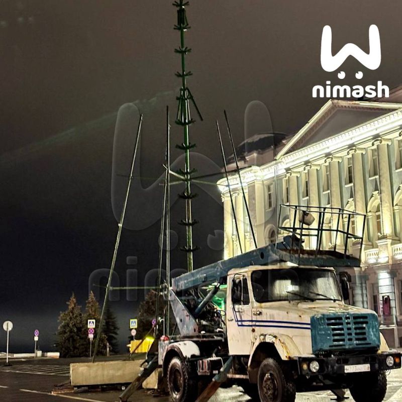 Чувствуете хвойный аромат? На площади Минина в Нижнем начали устанавливать новогоднюю ёлку, а Дед Мороз заправлять сани