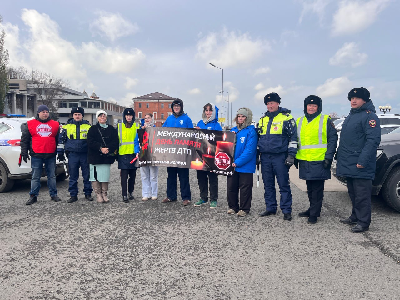 В Нижнем Новгороде сотрудники ГАИ, общественники и студенты вспомнили жертв ДТП, зажгли свечи и запустили в небо белые воздушные шары В Нижнем Новгороде сотрудники ГАИ, общественники и студенты вспомнили жертв ДТП, зажгли свечи и запустили в небо белые воздушные шары