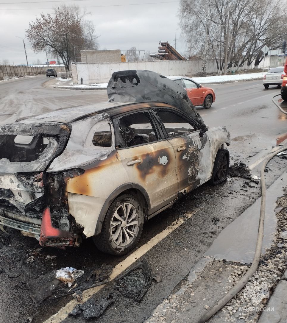 Пожарные МЧС России ликвидировали возгорание автомобиля Пожарные МЧС России ликвидировали возгорание автомобиля