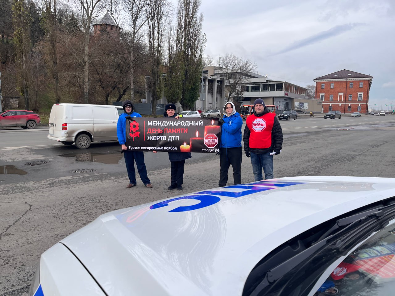 В Нижнем Новгороде сотрудники ГАИ, общественники и студенты вспомнили жертв ДТП, зажгли свечи и запустили в небо белые воздушные шары В Нижнем Новгороде сотрудники ГАИ, общественники и студенты вспомнили жертв ДТП, зажгли свечи и запустили в небо белые воздушные шары